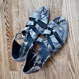 (8M) Life Stride Soft System Reptile Textured Strappy Low Wedge Heel Sandals